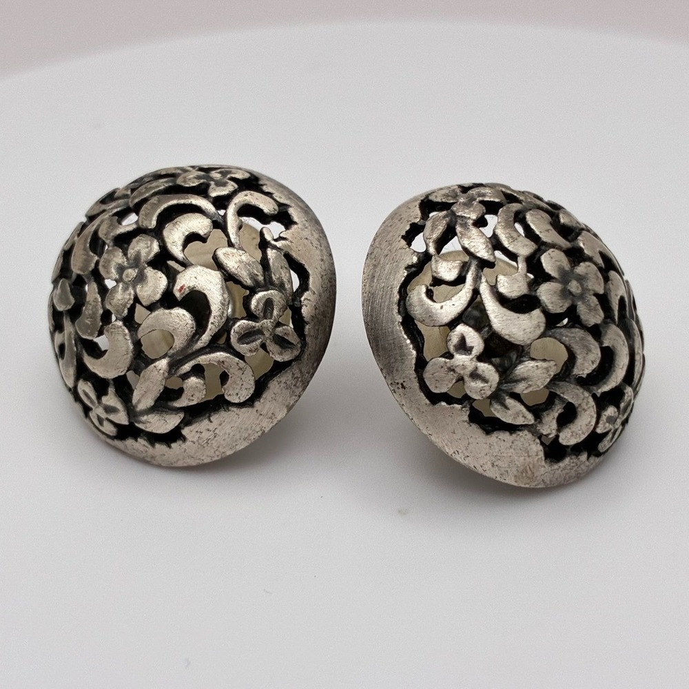 Vintage 90s Silver Tone Filigree Floral Dome Stud Earrings Boho Round Minimalist